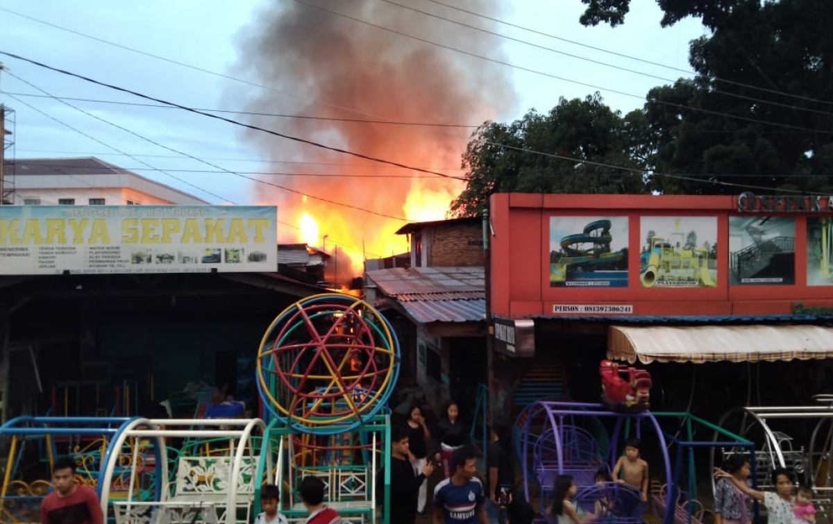 Belasan Rumah dan Kios Hangus Terbakar di Jalan Mahkamah